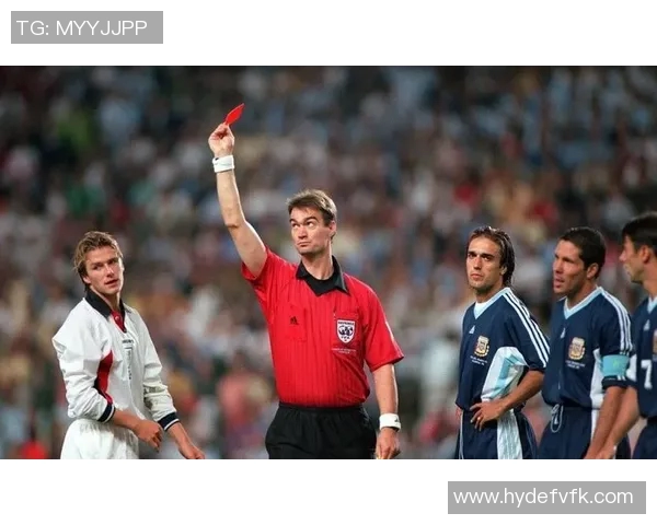 天下足球球星坠落事件引发热议 娱乐圈与体育界共同震惊